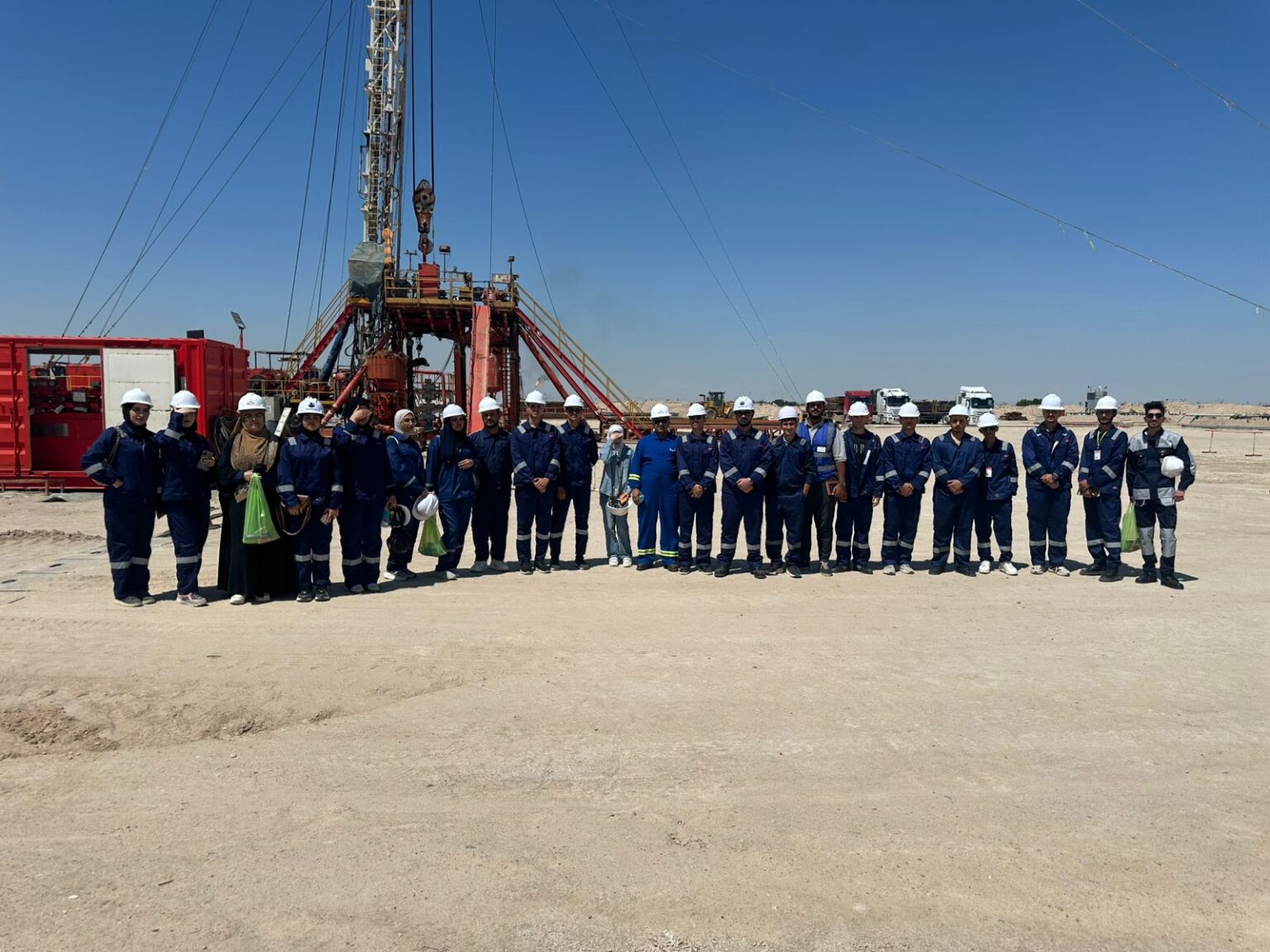 قسم هندسة النفط ينظم زيارة ميدانية علمية إلى حقل الزبير التابع لشركة نفط البصرة whatsapp image 2026 04 02 at 1.51.32 pm
