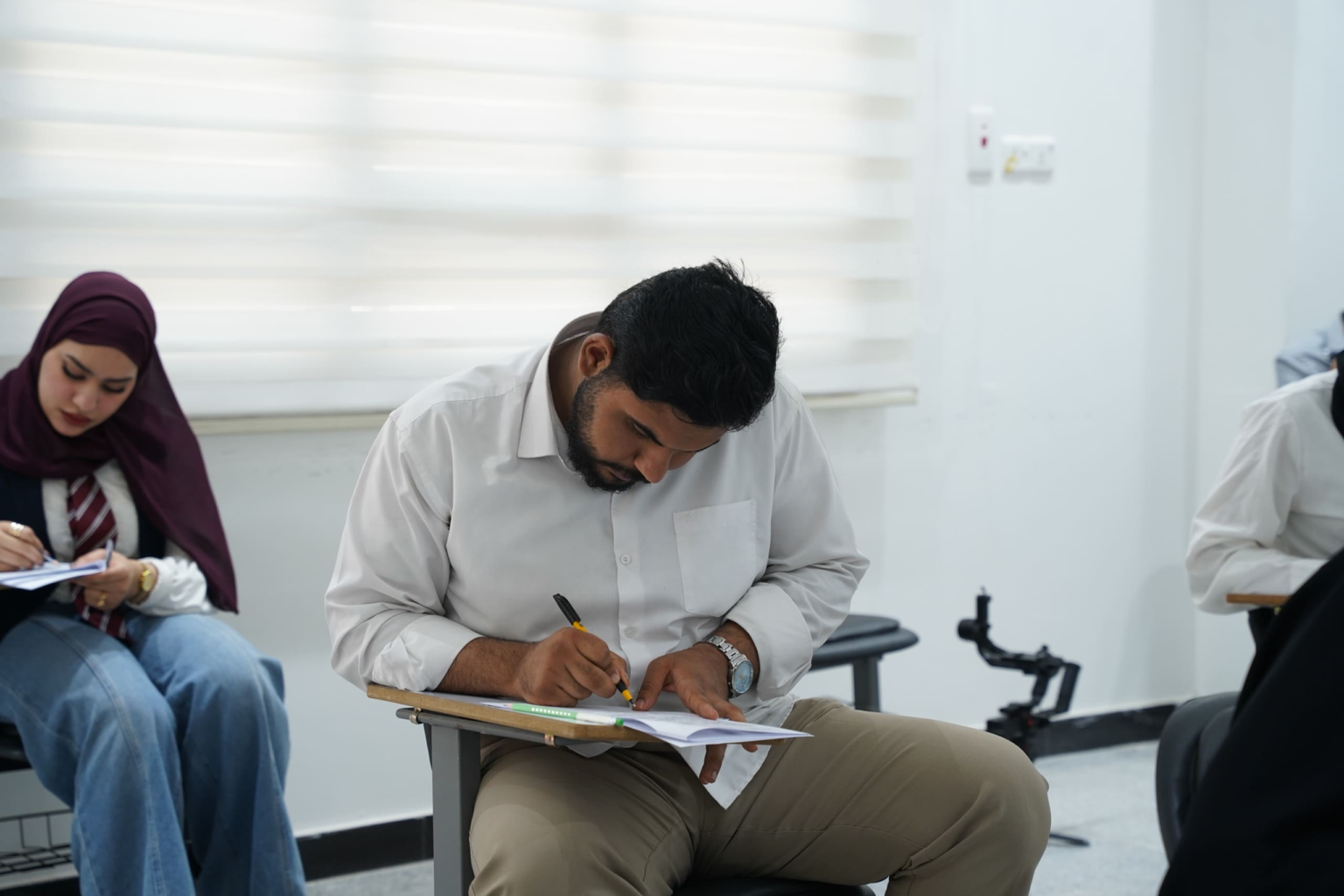 وسط استعدادات مكثفة وأجواء أكاديمية مثالية.. انطلاق الامتحانات النهائية لطلبة المرحلة الثانية في كلية الوركاء الجامعة whatsapp image 2026 05 13 at 10.07.30 am
